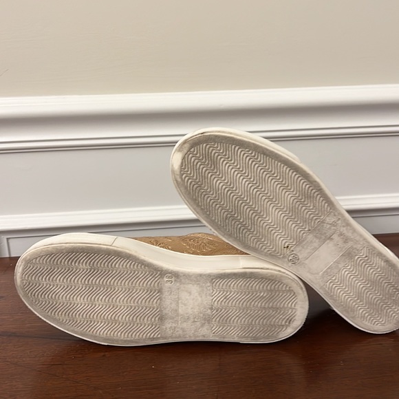 SAKS FIFTH AVENUE LEATHER SNEAKER size 8 - Picture 4 of 5